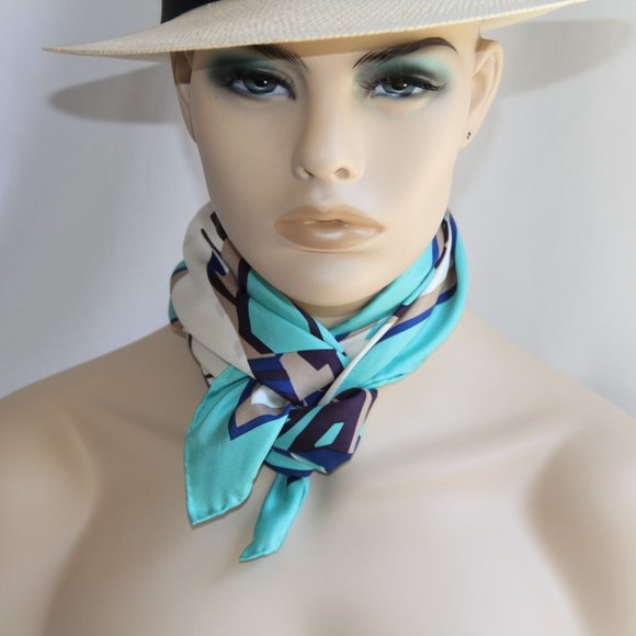 Gucci 100% Silk Scarf.  RARE Gorgeous - Picture 10 of 13